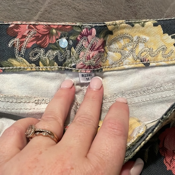 Floral jean shorts - Picture 3 of 3